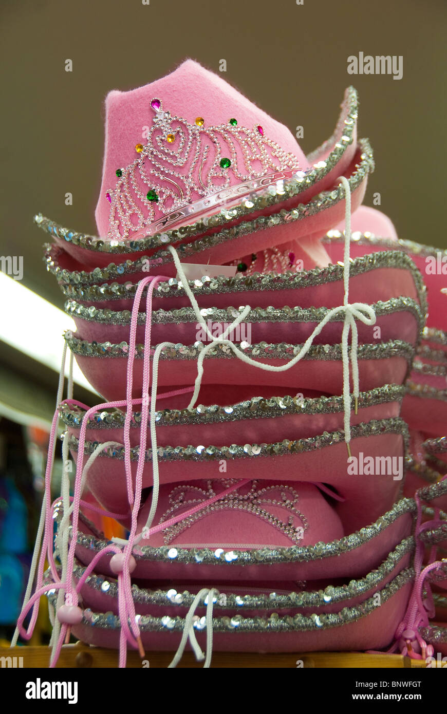 Pink Cowgirl Hüte für den Verkauf auf River Walk in San Antonio, Texas, USA Stockfoto