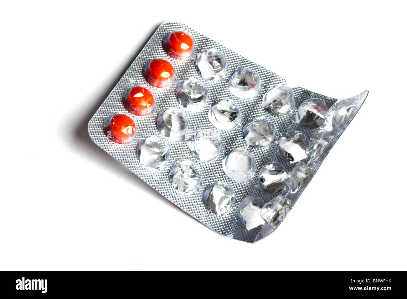 einige rote Pillen isoliert auf weißem Hintergrund Stockfoto
