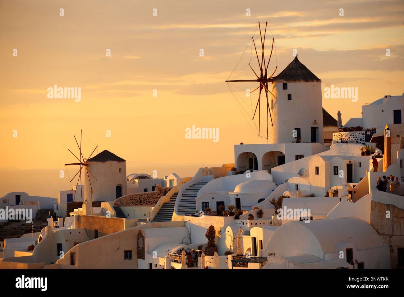 Oia (Ia) Santorini - Windmühlen und Stadt bei Sonnenuntergang, griechischen Kykladen-Inseln - Fotos, Bilder und Grafiken Stockfoto