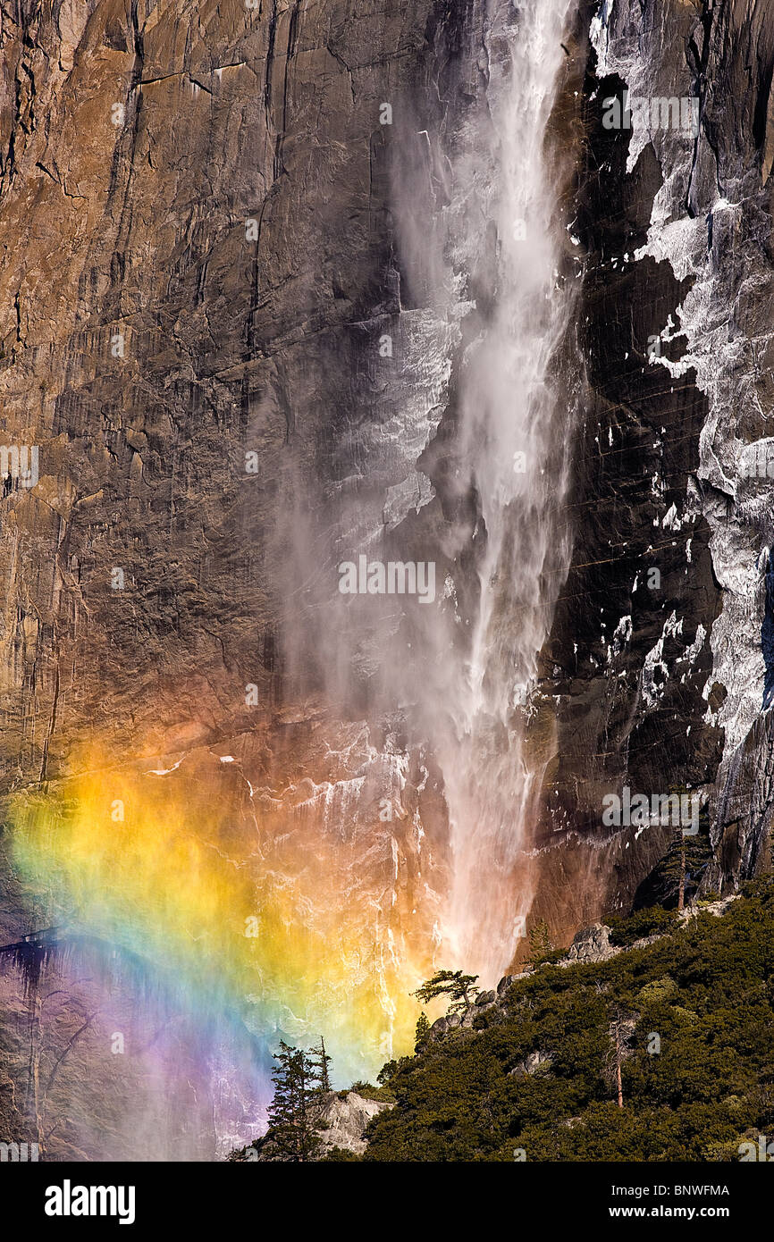 Am frühen Morgensonne schafft einen Regenbogen im Nebel der upper Yosemite Falls, Yosemite-Nationalpark, Kalifornien, USA. Stockfoto