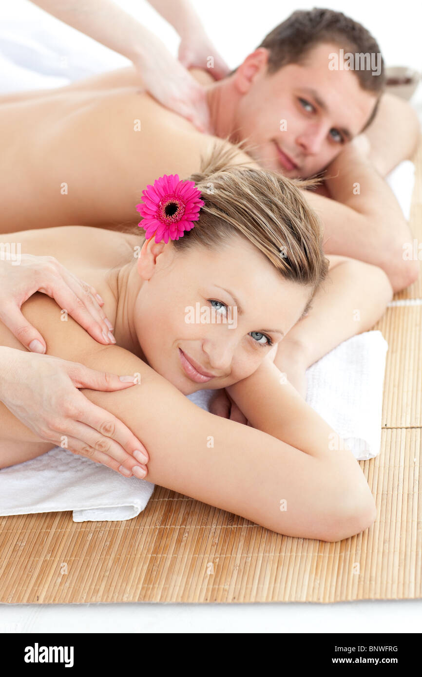 Attraktives junges Paar empfängt eine Rückenmassage Stockfoto