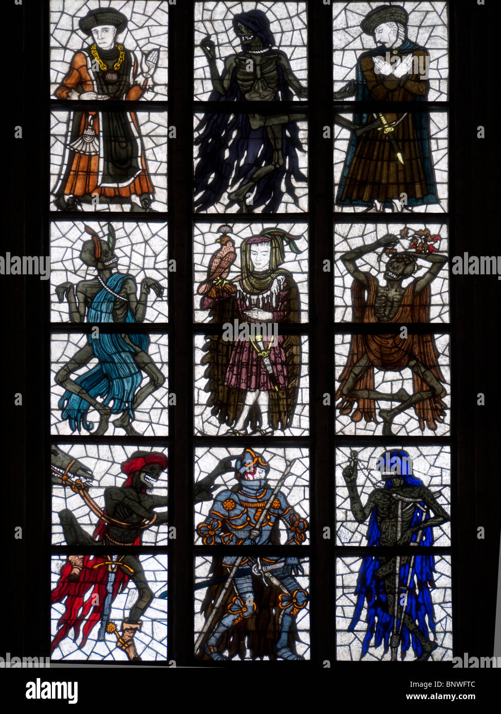 Ansicht der Glasfenster in der Marienkirche in Lübeck-Stadt in Deutschland Stockfoto