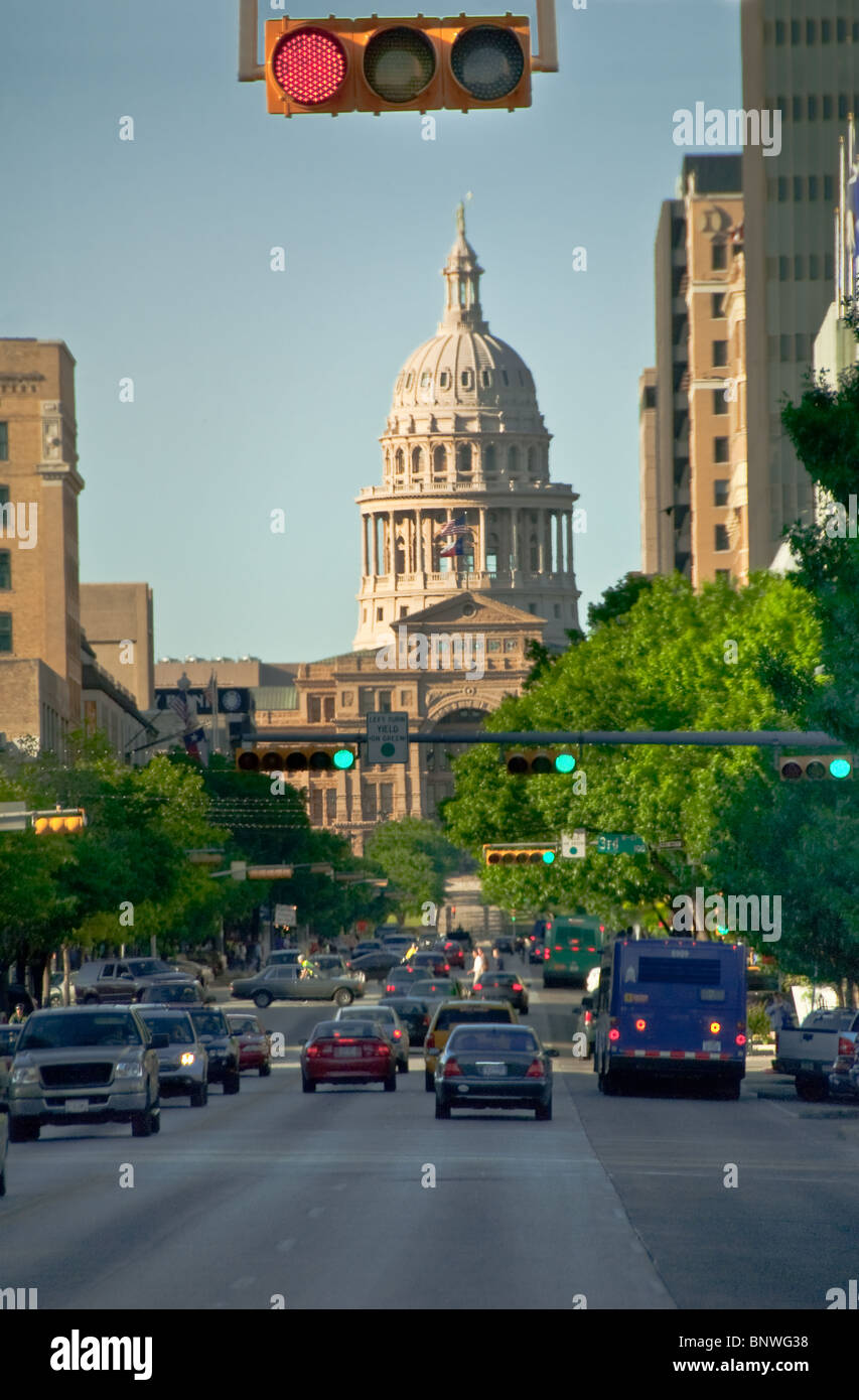 Congress Avenue führt eine Hauptverkehrsstraße Texas State Capitol in der Innenstadt von Austin, Texas, USA Stockfoto