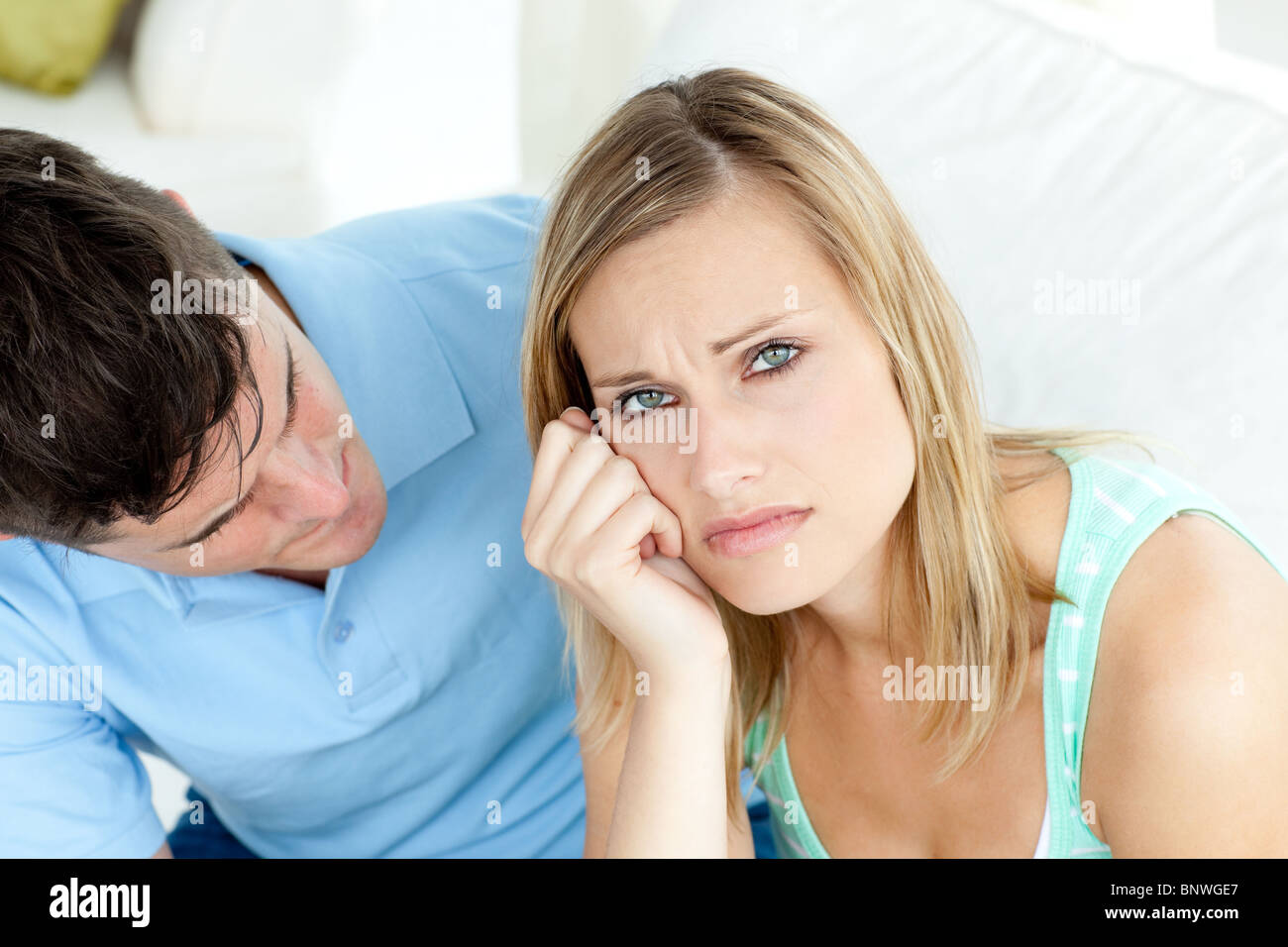 Traurig Paare, die einen argumentieren im Wohnzimmer haben Stockfoto