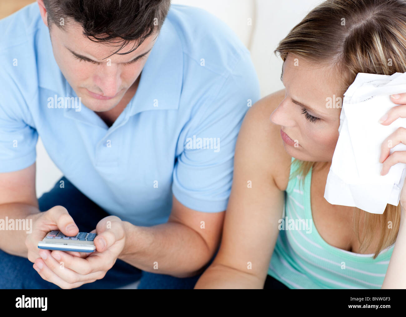 Entzückende Paar mit einer Fernbedienung im Wohnzimmer Stockfoto