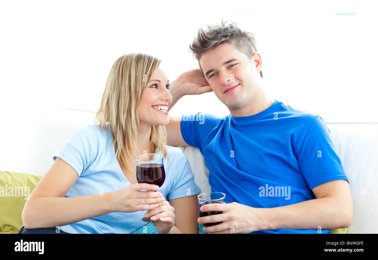 Süßes Paar Weintrinken zusammen in das Wohnzimmer Stockfoto