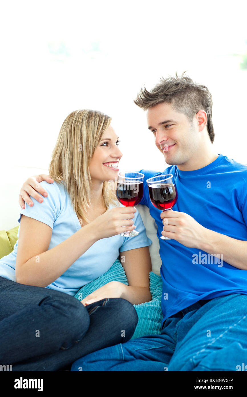 Schönes paar Weintrinken zusammen in das Wohnzimmer Stockfoto