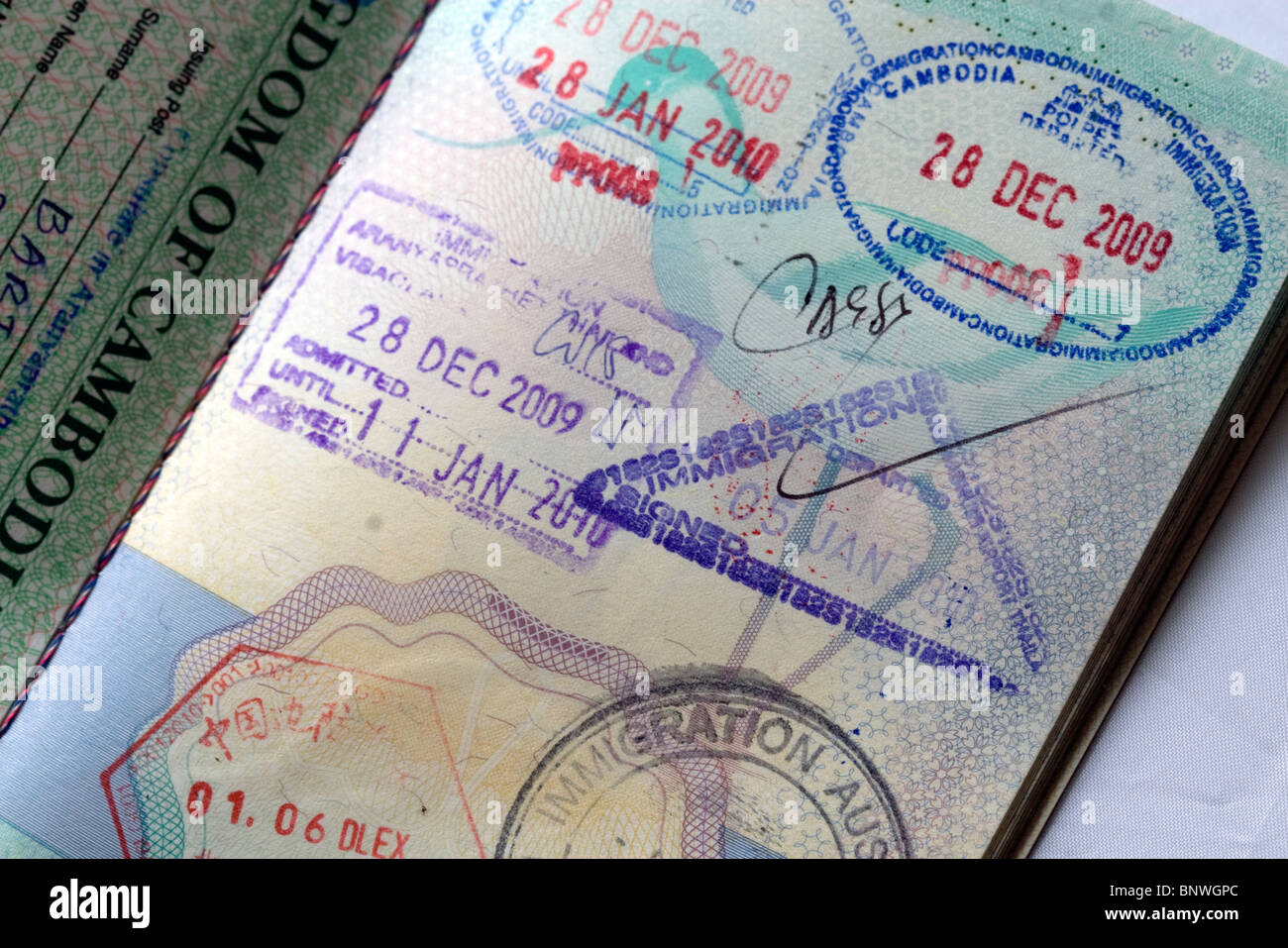 Eine Sammlung von Briefmarken in den Seiten eines britischen Passes Stockfoto