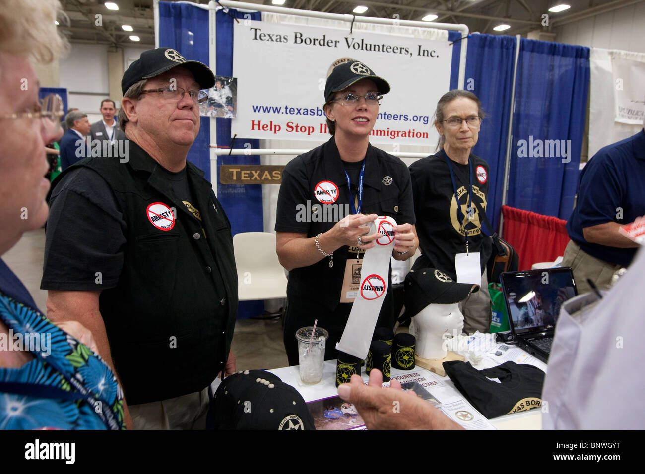 US-mexikanischen Grenze Vigilante Gruppe gibt Aufkleber auf der Messe in Verbindung mit dem Texas republikanischen Parteitag Stockfoto