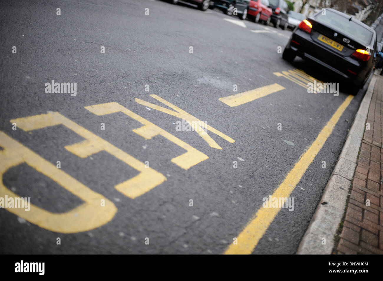 Parkplätze Einschränkungen außerhalb einer Schule werden von den Eltern zu faul, um ihren Kindern einen Sicherheitsabstand entfernt drop-off ignoriert. Stockfoto