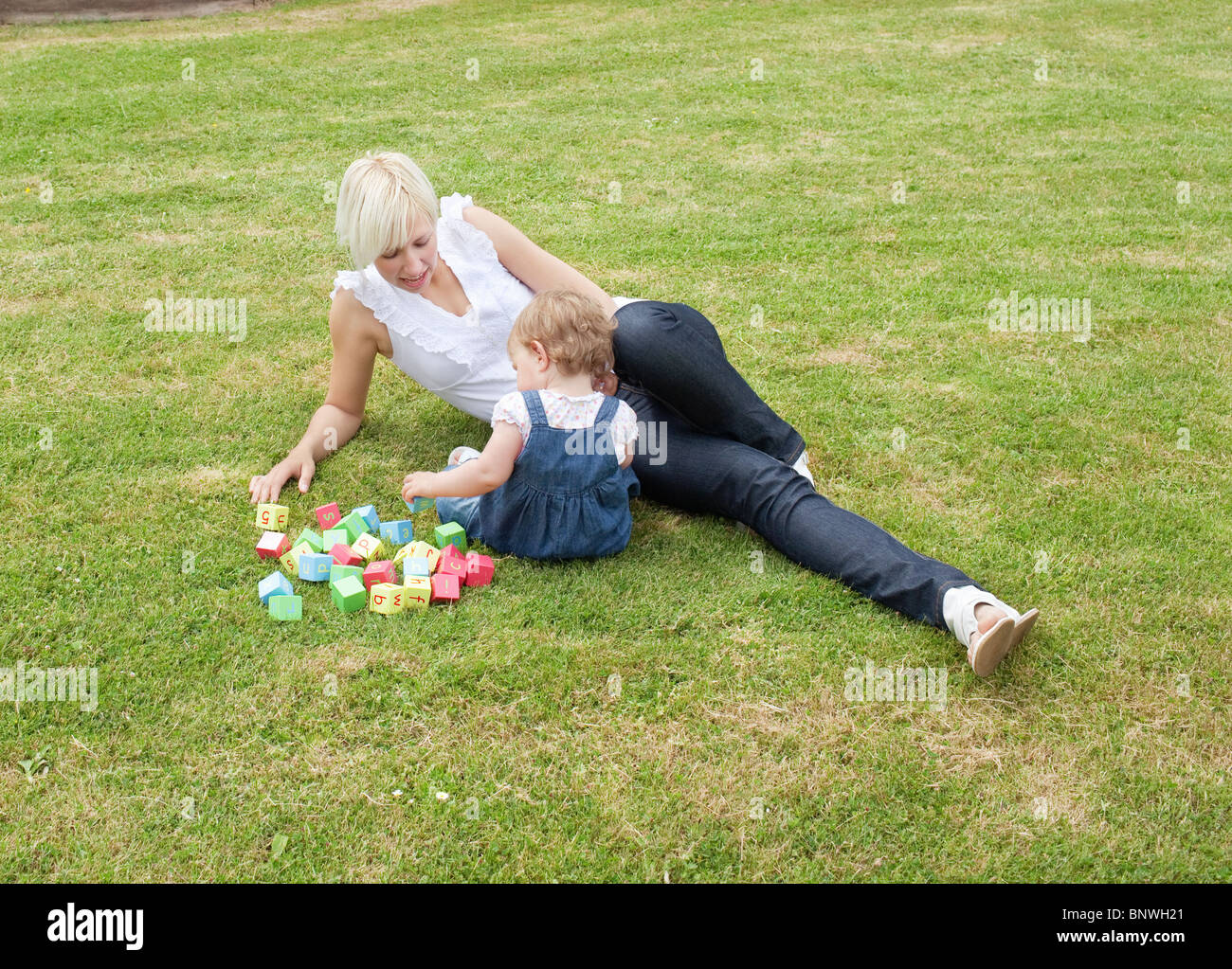 Familie, spielen im Garten Stockfoto