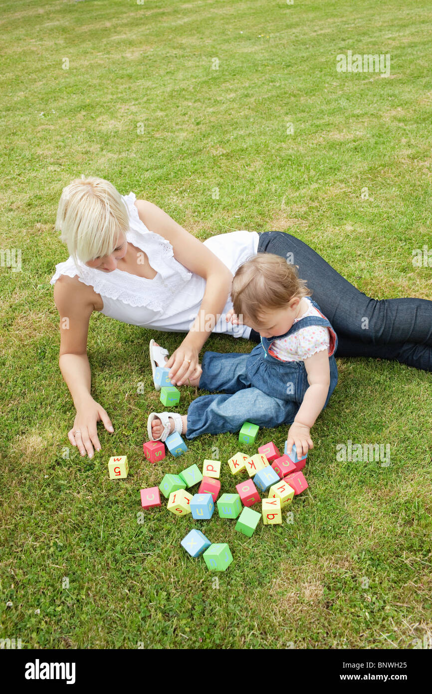 Schöne Mutter mit ihrem Kind spielen Stockfoto