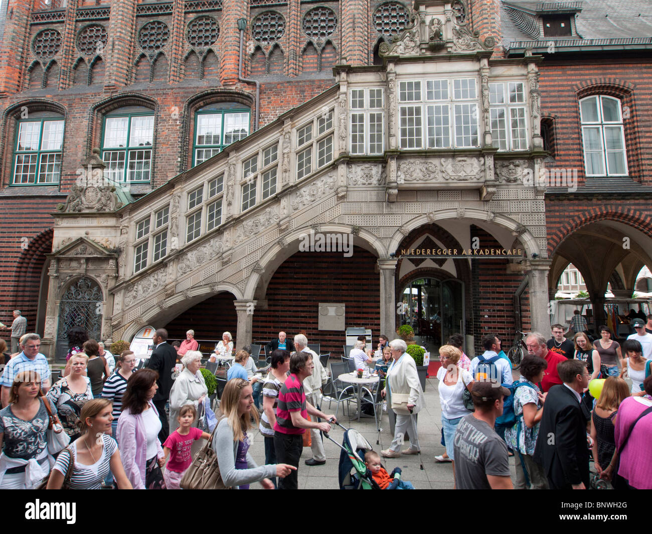 Blick auf historische Rathaustreppe in Stadt Lübeck in Deutschland Stockfoto