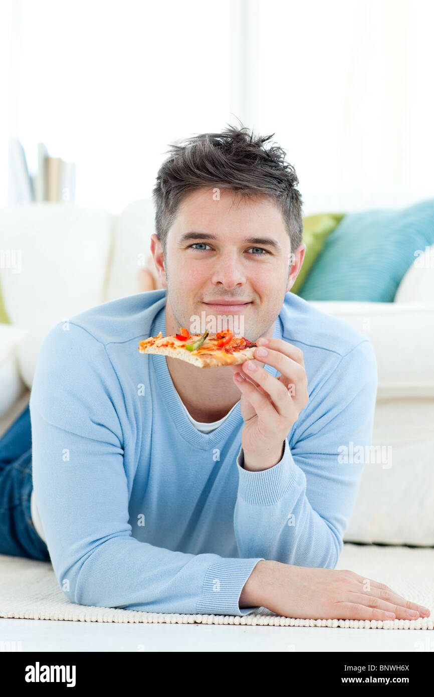 Ein junger Mann hält eine pizza Stockfoto
