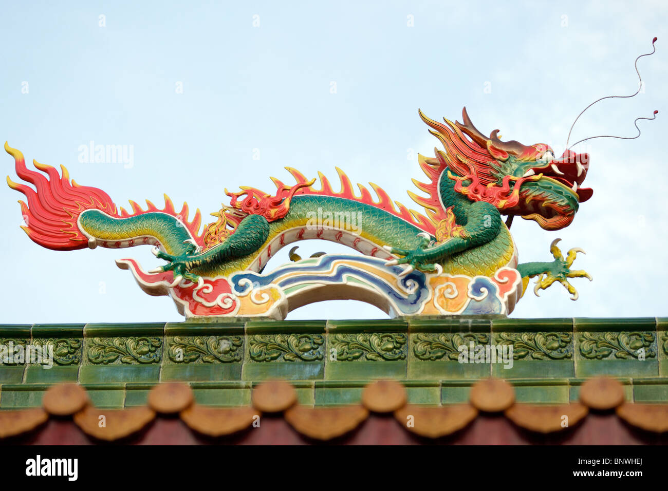 bunte Drachen Ornament auf Mersing buddhistische Tempel, malaysia Stockfoto