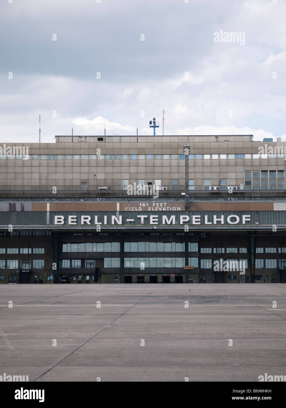 Terminalgebäude am Neustadt öffentliche Tempelhofer Park auf Gelände des berühmten ehemaligen Flughafen Tempelhof in Berlin Deutschland Stockfoto