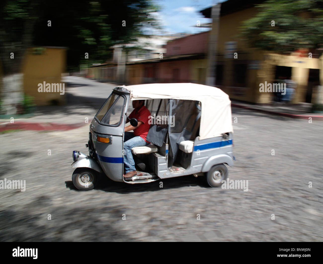Ein Moto-Taxi in Bewegung auf einer Straße in Antigua in der Nähe von Guatemala-Stadt in Guatemala Stockfoto