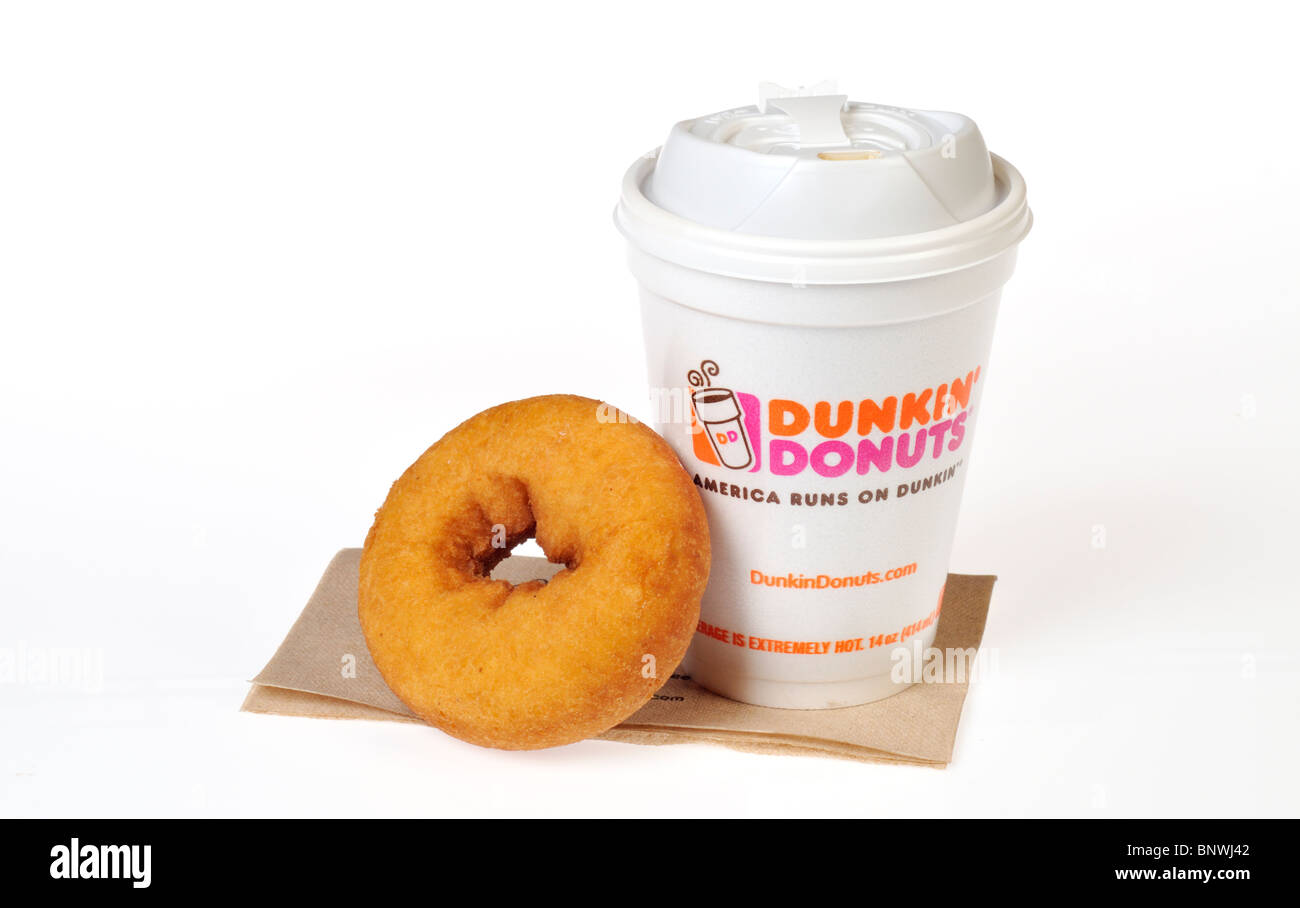 Eine heiße Tasse Dunkin Donuts Kaffee mit einem einfachen alten altmodische Kuchen Donut auf einen dunkin Donuts Serviette auf einem weißen Hintergrund. Stockfoto