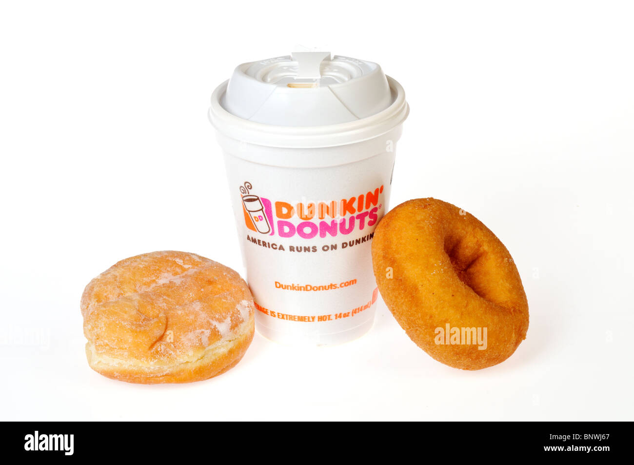 Eine heiße Tasse Dunkin Donuts Kaffee mit einem schlicht und Gelee Donuts auf einer dunkin Dounuts Serviette auf einem weißen Hintergrund. Stockfoto