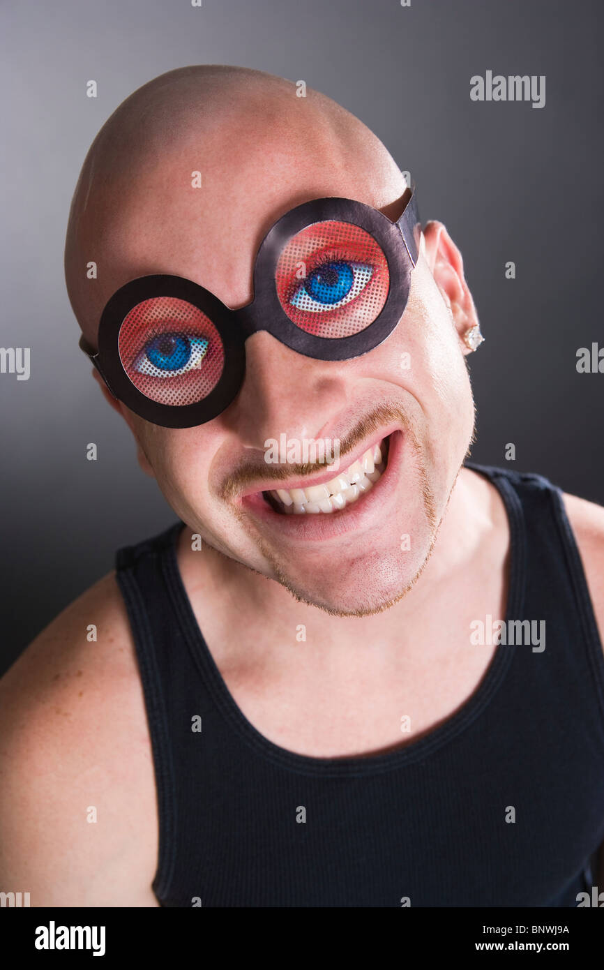 Glatzkopf mit lustige Brille, Lächeln, Porträt Stockfotografie - Alamy