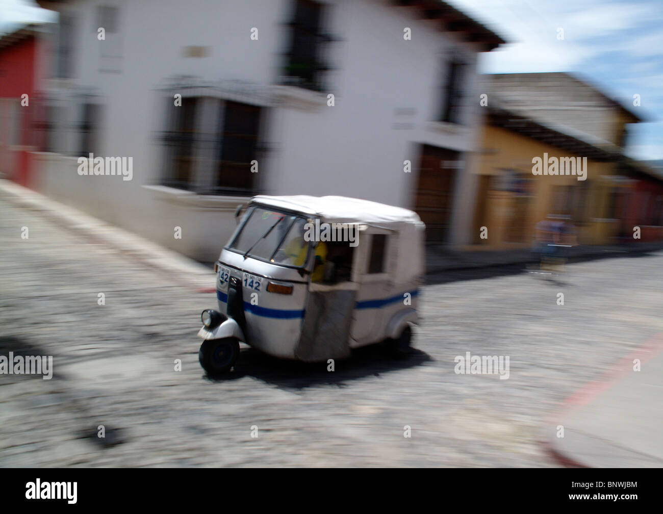 Ein Moto-Taxi in Bewegung auf einer Straße in Antigua in der Nähe von Guatemala-Stadt in Guatemala Stockfoto