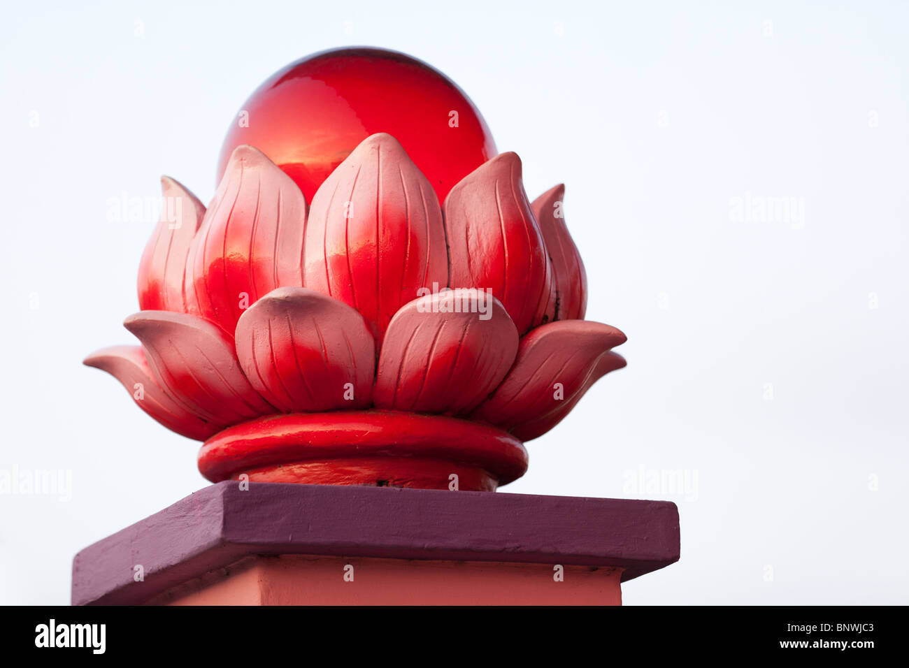 roter Lotus Ornament auf Mersing Tempeleingang, Malaysia Stockfoto