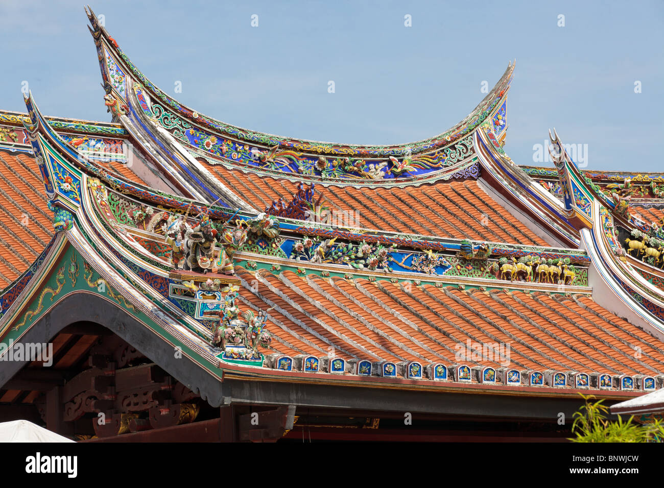 Cheng Hoon Teng Buddhismus Tempel auf dem Dach zeigt Skulptur Mythologie Wächter, Melaka, Malaysia Stockfoto