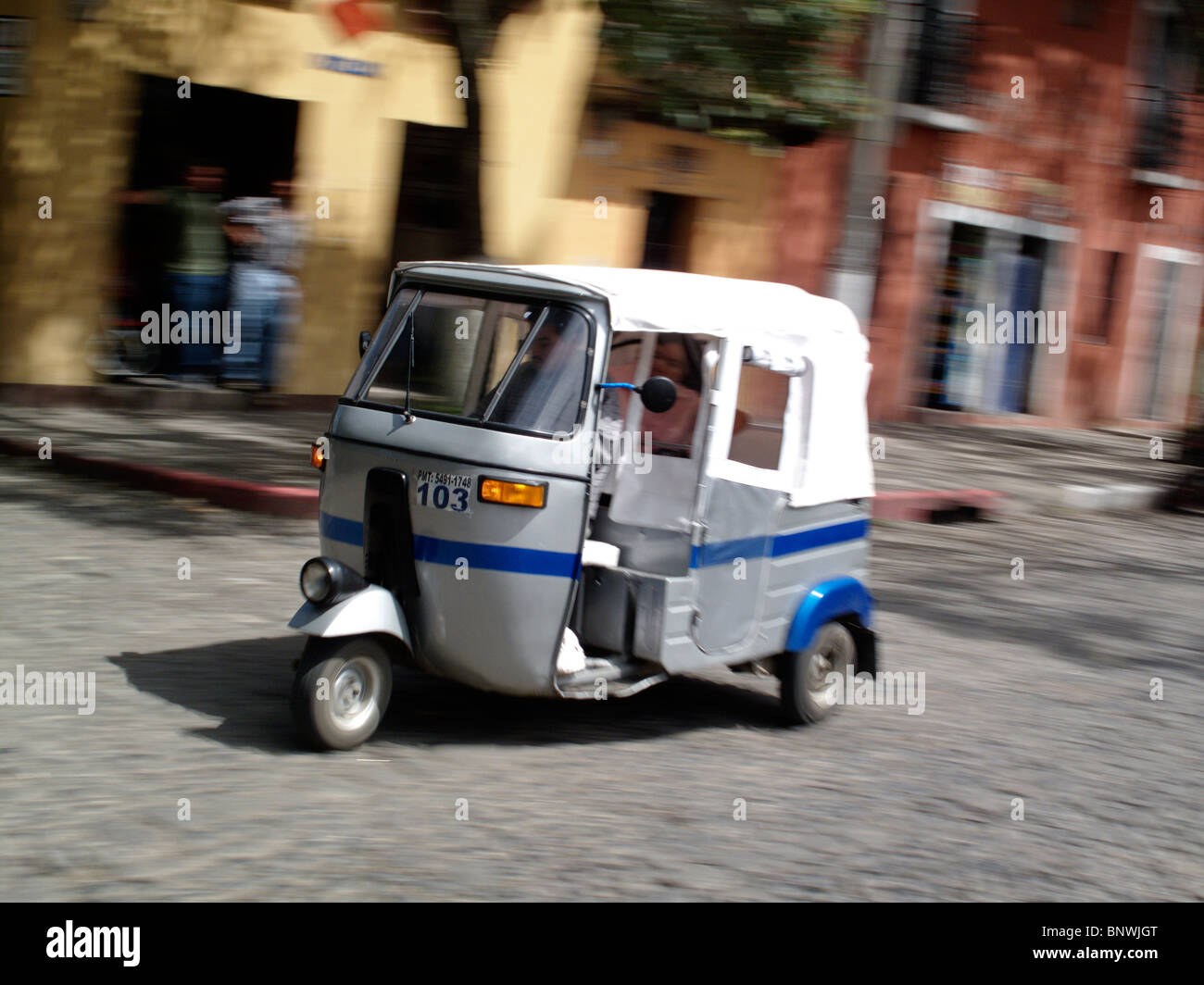Ein Moto-Taxi in Bewegung auf einer Straße in Antigua in der Nähe von Guatemala-Stadt in Guatemala Stockfoto