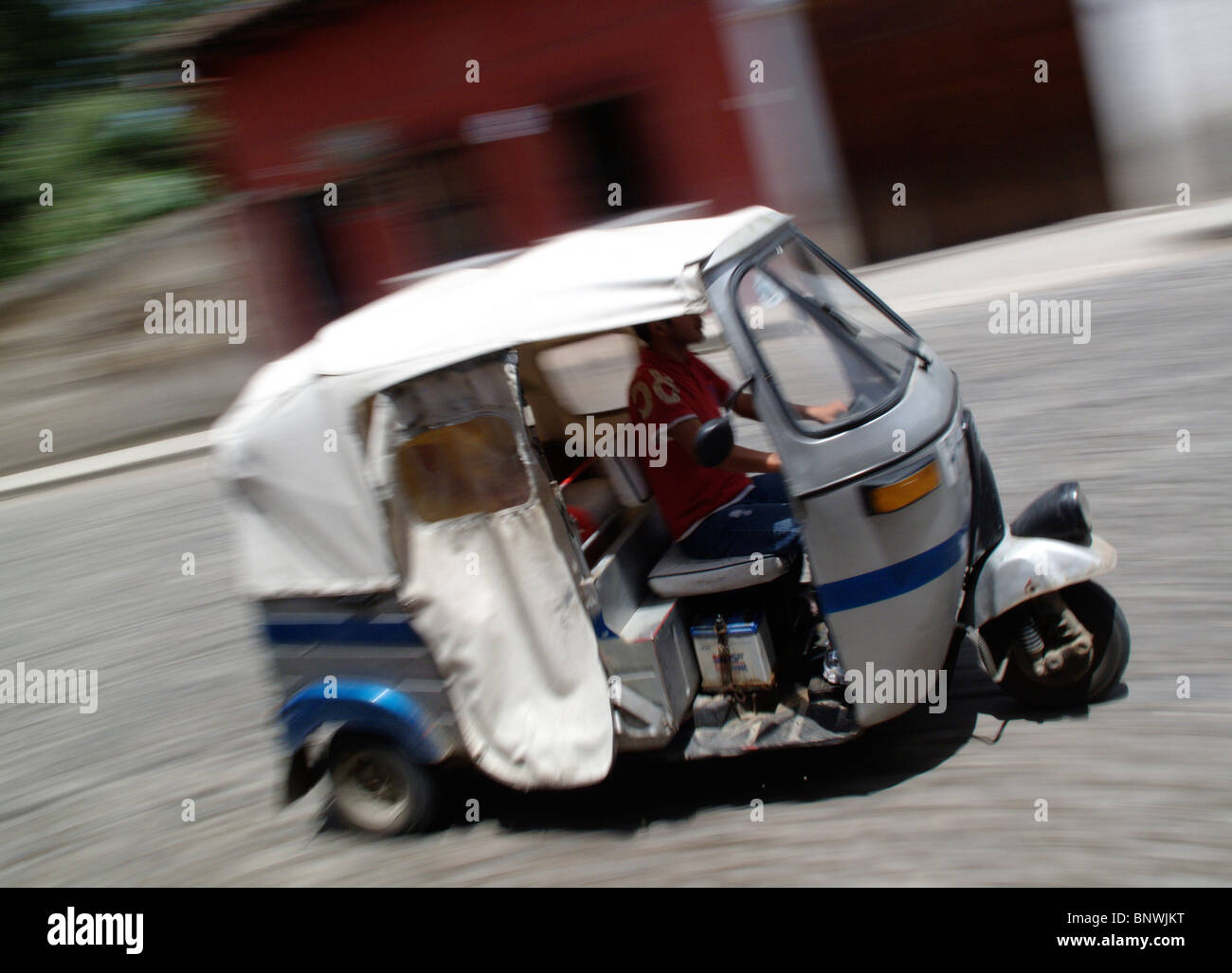 Ein Moto-Taxi in Bewegung auf einer Straße in Antigua in der Nähe von Guatemala-Stadt in Guatemala Stockfoto