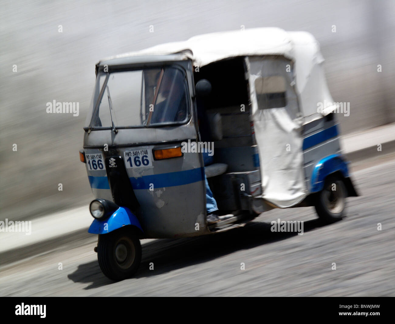 Ein Moto-Taxi in Bewegung auf einer Straße in Antigua in der Nähe von Guatemala-Stadt in Guatemala Stockfoto