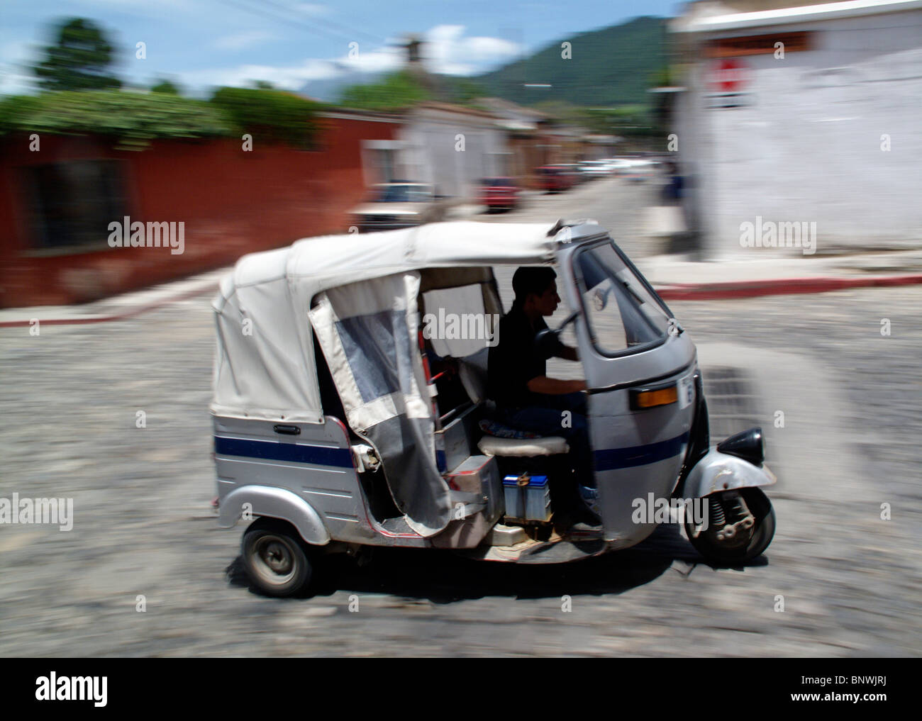 Ein Moto-Taxi in Bewegung auf einer Straße in Antigua in der Nähe von Guatemala-Stadt in Guatemala Stockfoto