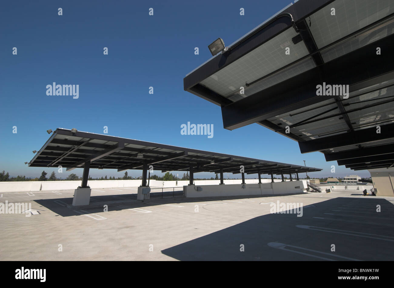 Solar-Panels auf der Oberseite eine garage Stockfoto