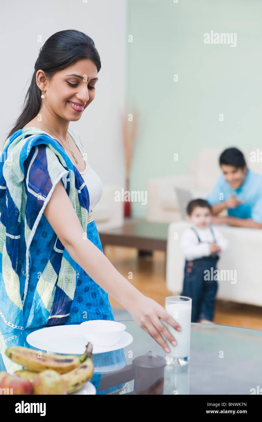 Frau, die Zubereitung des Frühstücks für ihre Familie Stockfoto