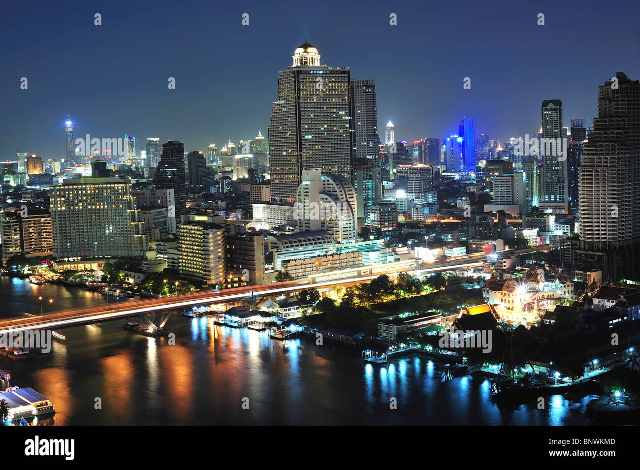Nachtansicht der Taksin-Brücke in Bangkok Stockfoto