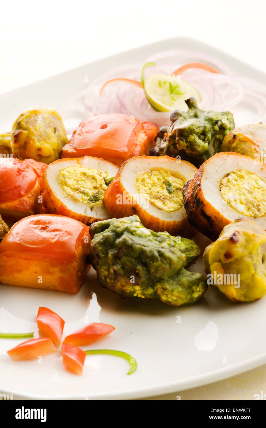 Tandoori Veg Platter - Pilz, Paneer, Blumenkohl & Kartoffelstücke mit indischen Gewürzen mariniert Stockfoto