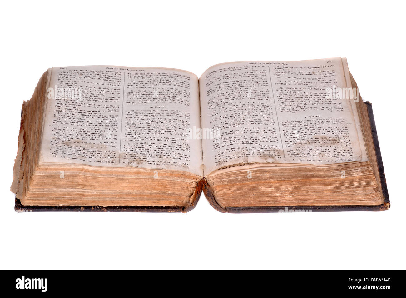 Alte Bibel, über 100 Jahre alt, aufgenommen auf sauberen, weißen Hintergrund. Stockfoto