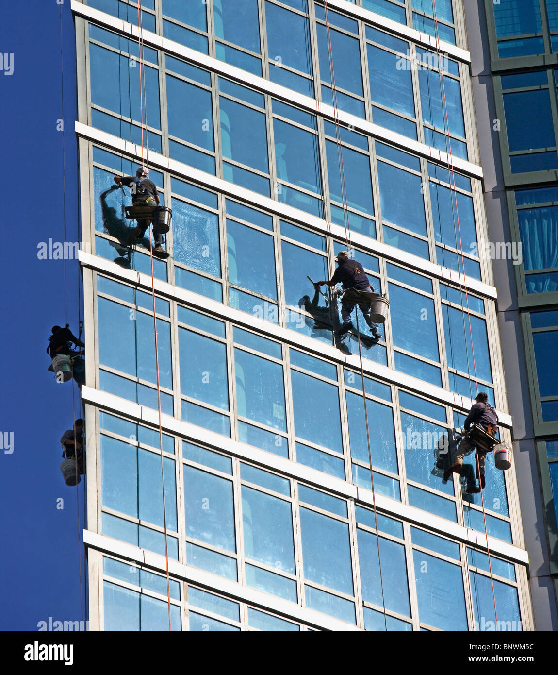 Fenster-Scheiben Fensterputzen auf Wolkenkratzer Stockfoto