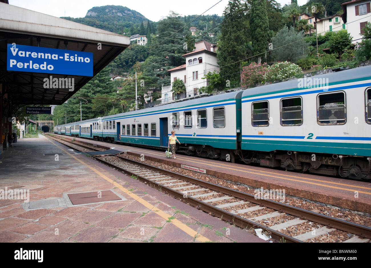 Zug am Bahnhof Varenna, Italien Stockfoto