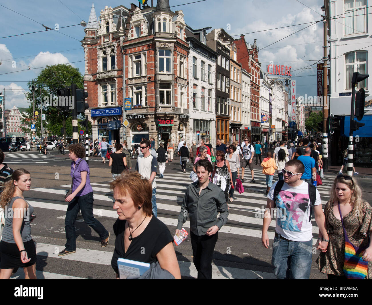 Beschäftigt Fußgängerüberweg im zentralen Amsterdam Niederlande Stockfoto