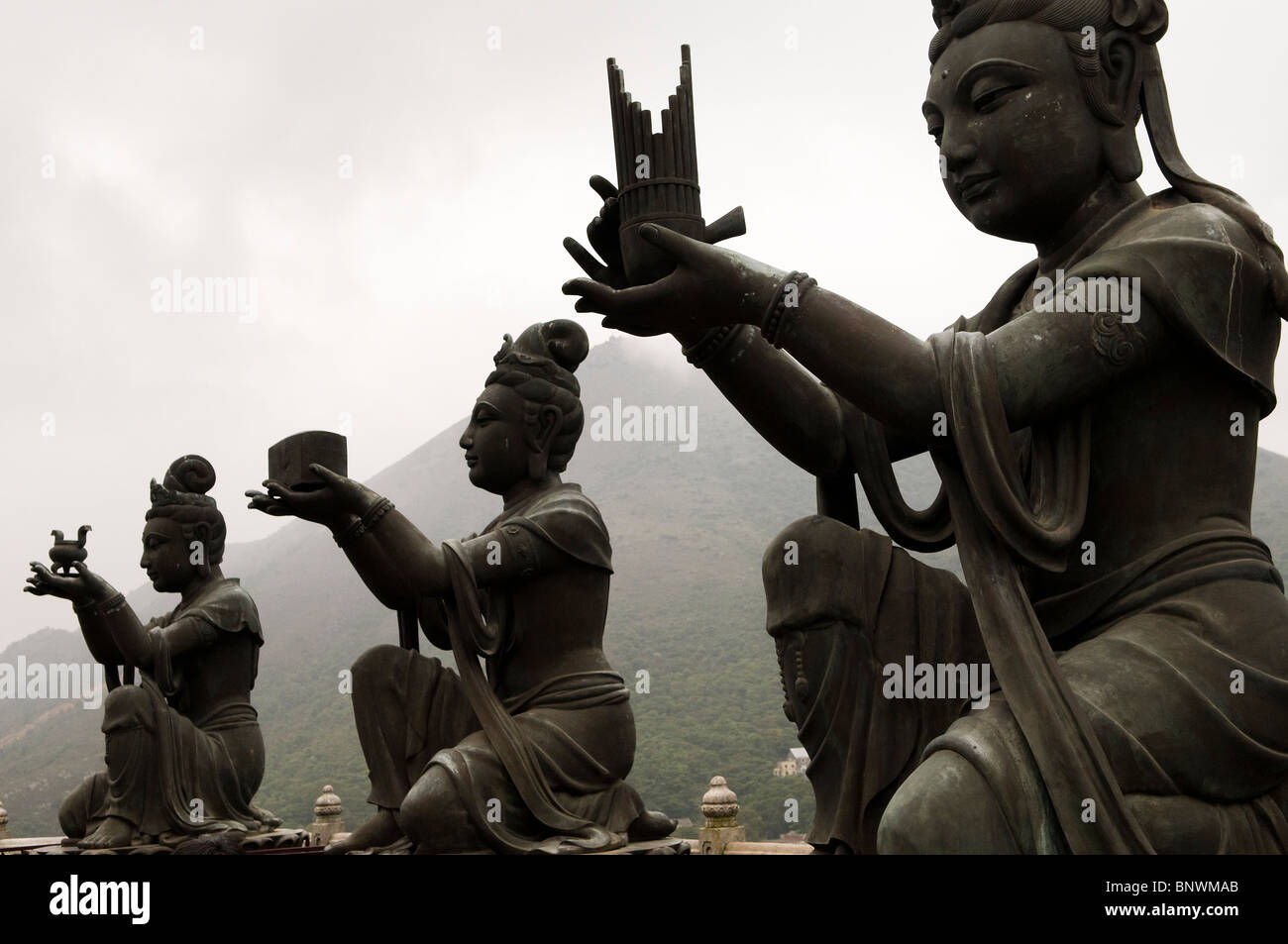 Wunderschöne Buddha Skulpturen rund um den big Buddha durch das Po-Lin-Monastery. Stockfoto