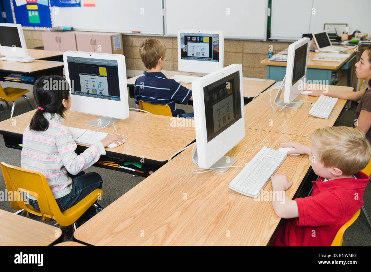 Kinder, die Arbeiten am Computer im Klassenzimmer Stockfoto