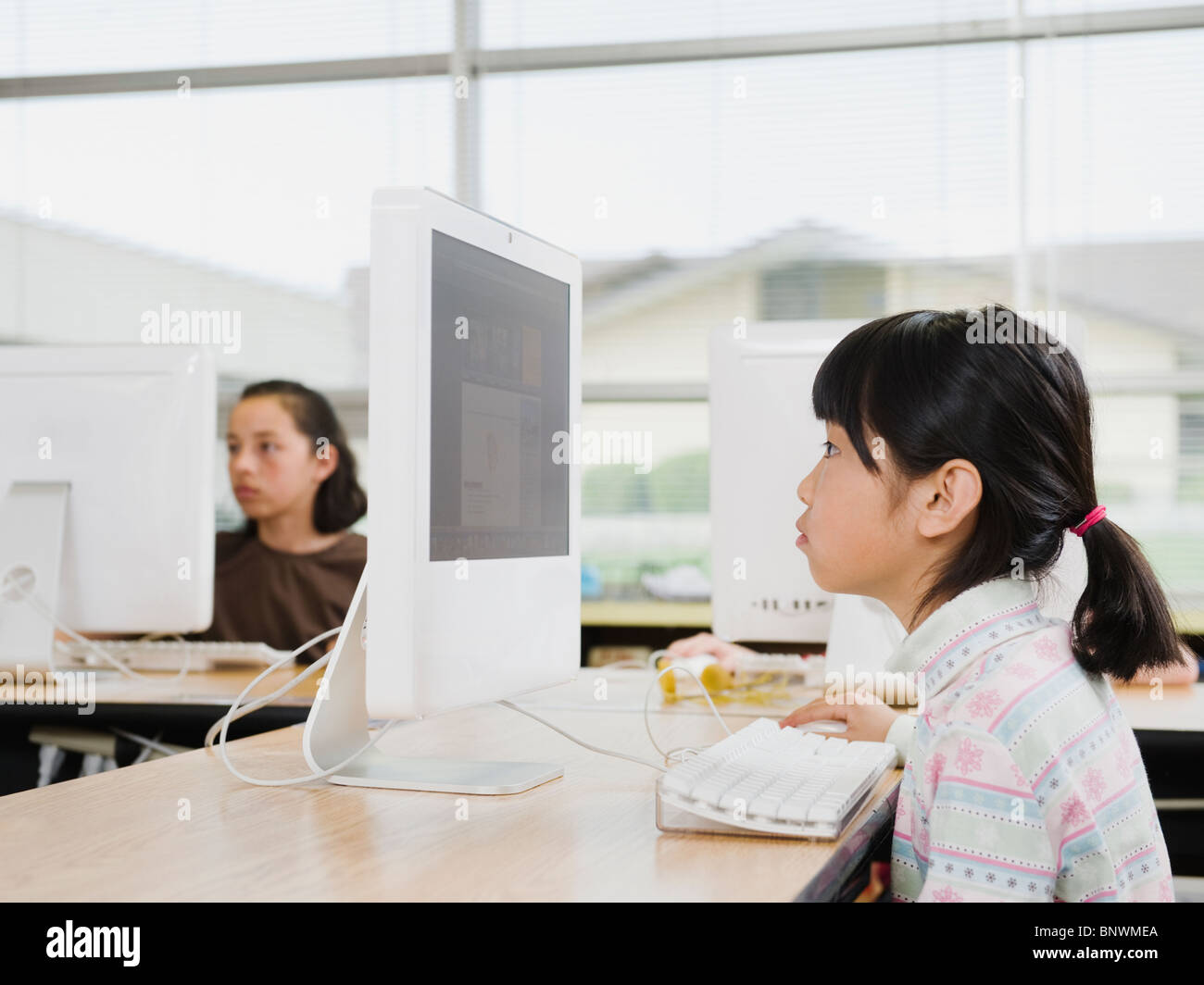 Studenten, die Arbeit am Computer im Klassenzimmer Stockfoto