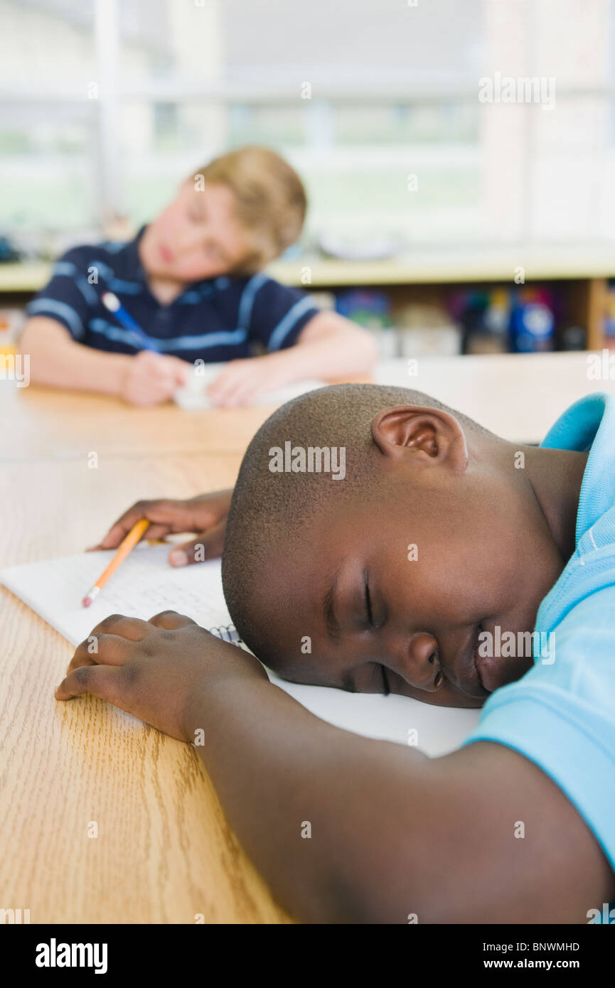 Grundschüler an seinem Schreibtisch schlafen Stockfoto