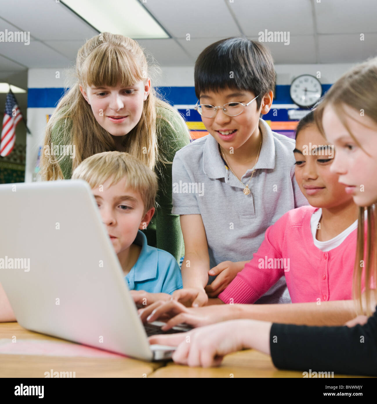 Grundschüler Blick auf laptop Stockfoto