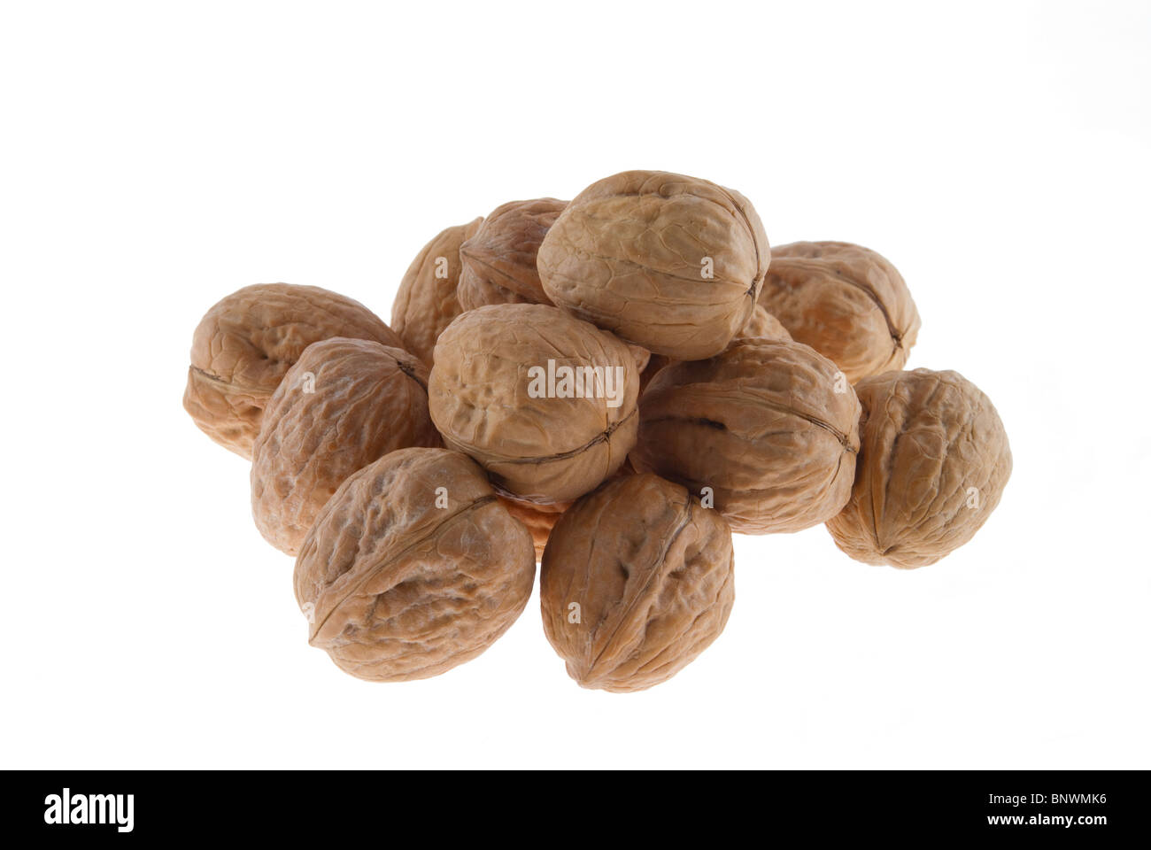 Eine Handvoll Walnüsse isoliert auf weißem Hintergrund Stockfoto