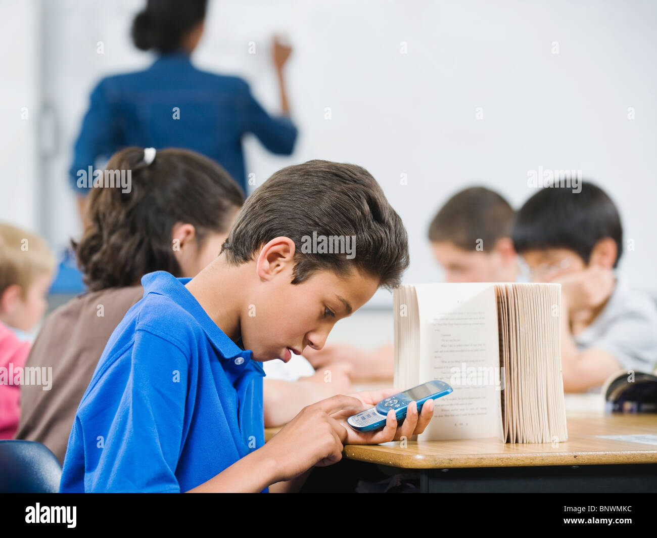 Student SMS im Klassenzimmer Stockfoto