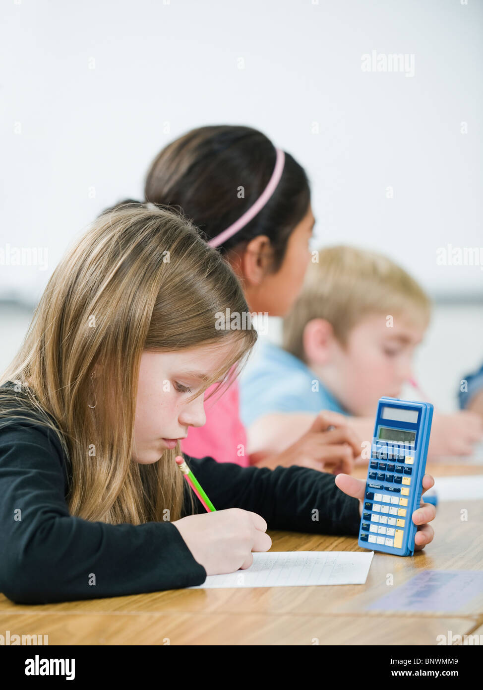 Studierende, die Mathematik Arbeit im Klassenzimmer Stockfoto