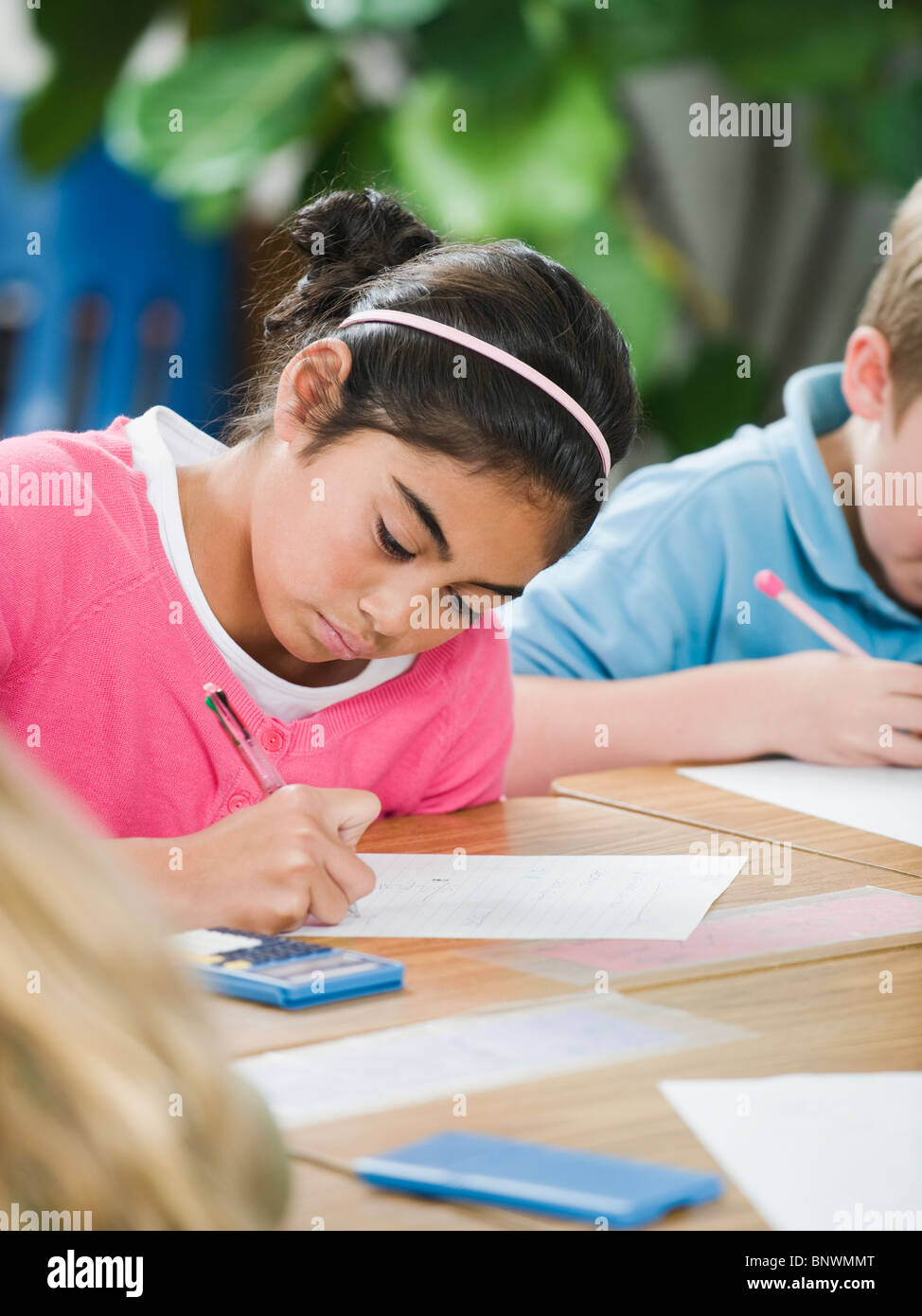 Studierende, die Mathematik Arbeit im Klassenzimmer Stockfoto