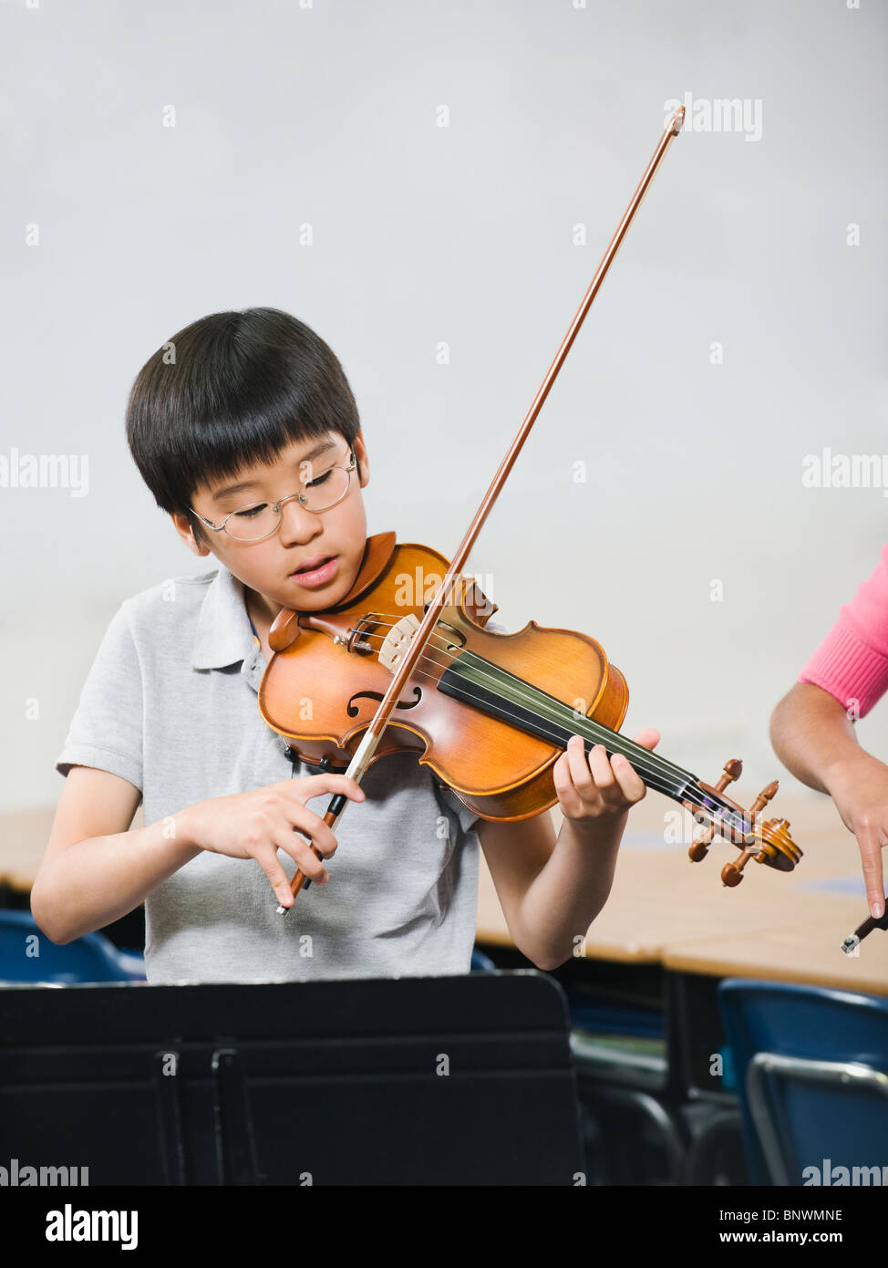Grundschüler Musizieren im Musikunterricht Stockfoto