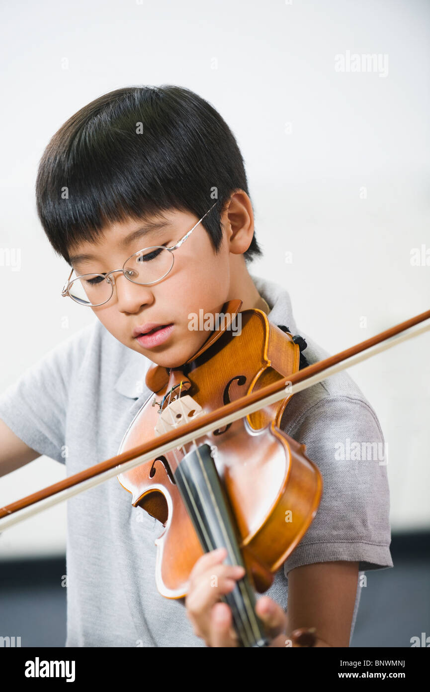 Grundschüler im Musikunterricht Geige spielen Stockfoto